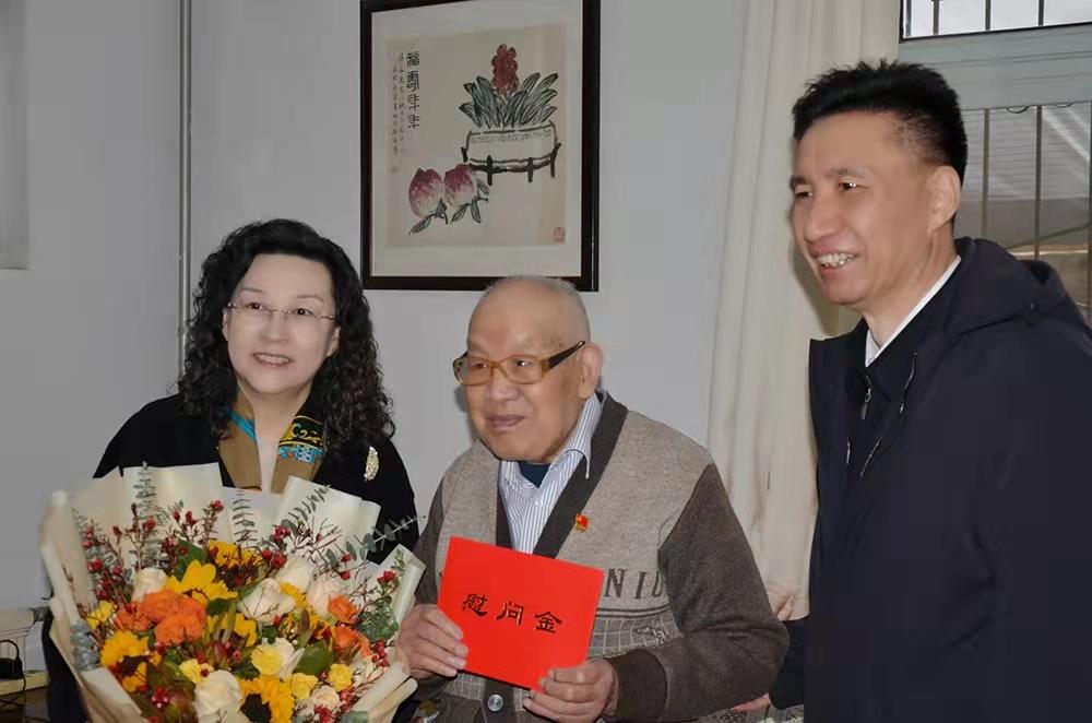濟(jì)南產(chǎn)發(fā)集團(tuán)黨委副書記、總經(jīng)理黃蓓走訪慰問離休老干部<div   id=